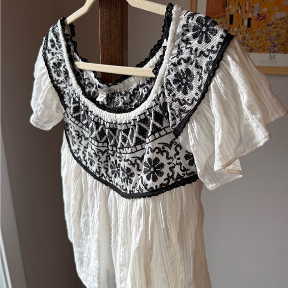 Embroidered Black and White Women's Top - Picture 4 of 6